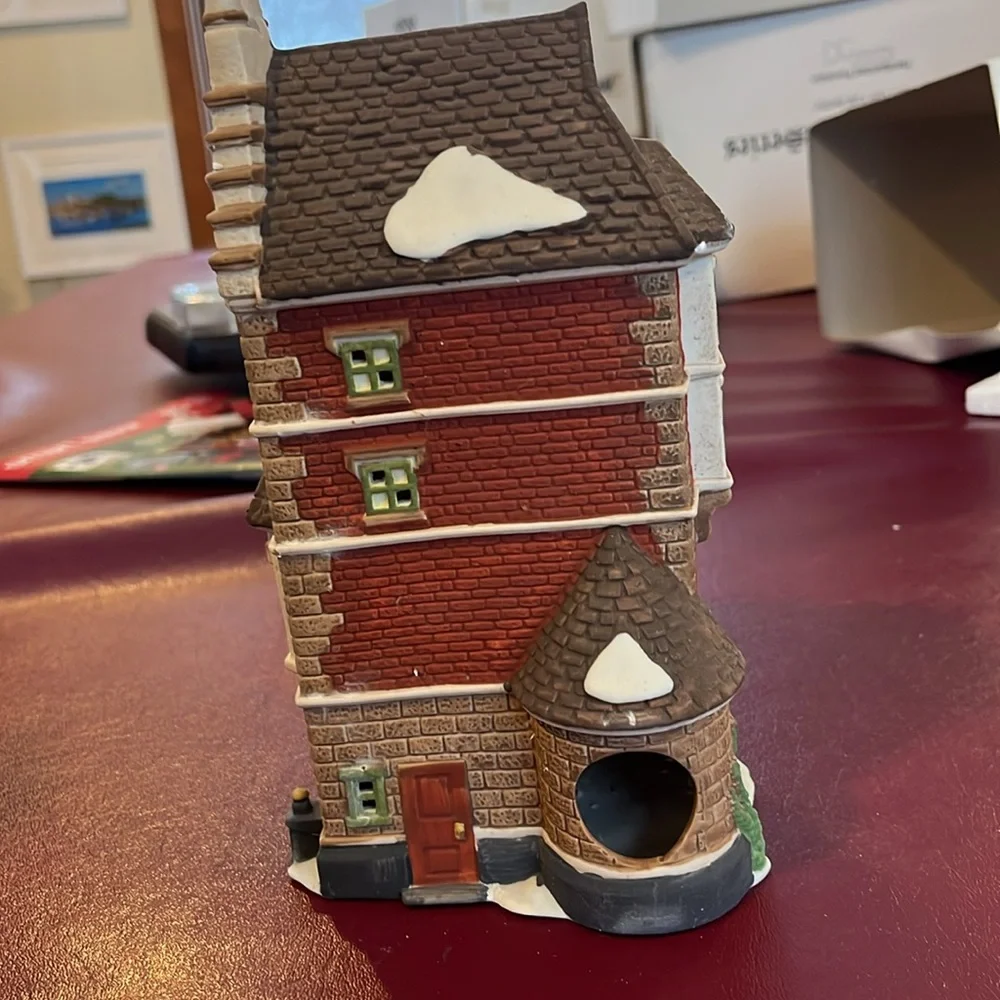 Department 56 Dickens Village series, nephew Fred’s flat - Picture 6 of 7